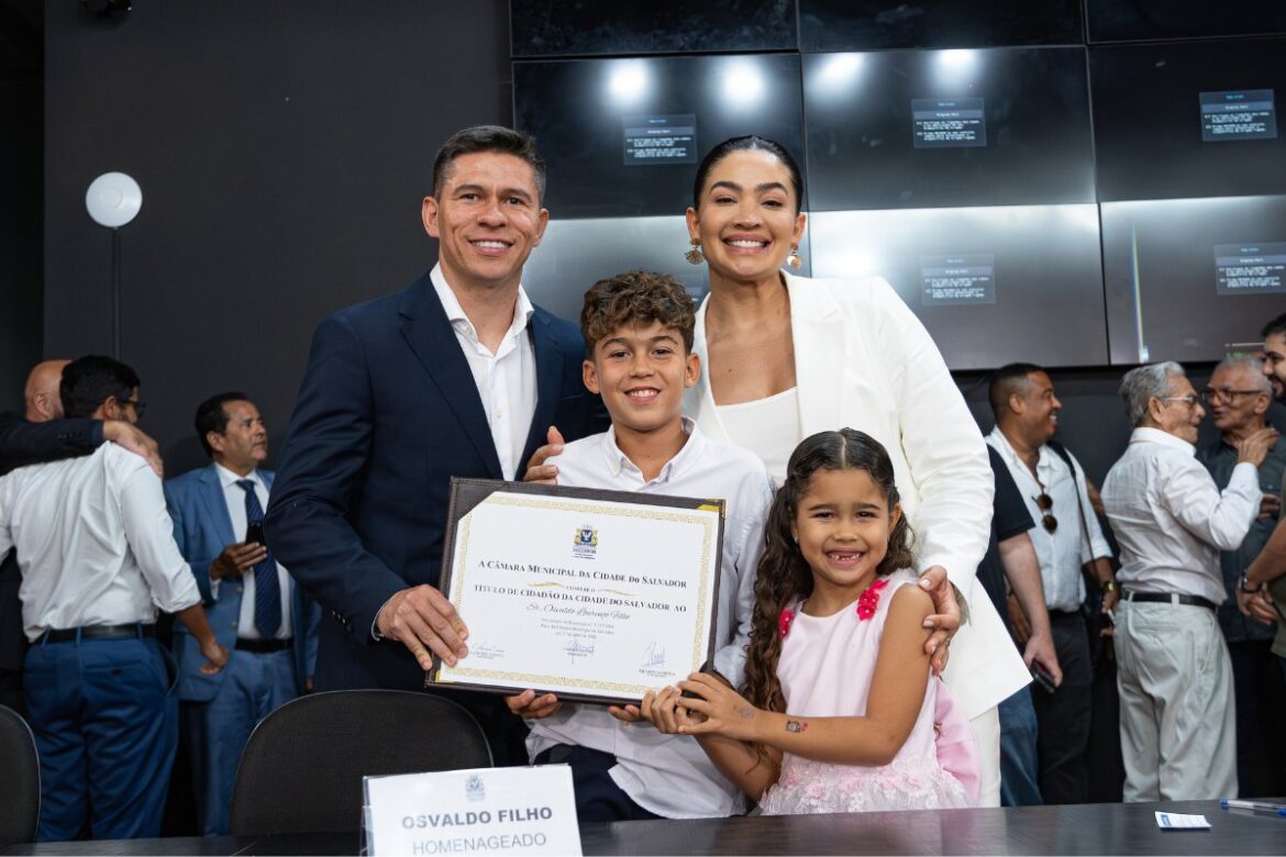 osvaldo-e-homenageado-em-salvador-e-mira-despedida-com-titulo-pelo-vitoria