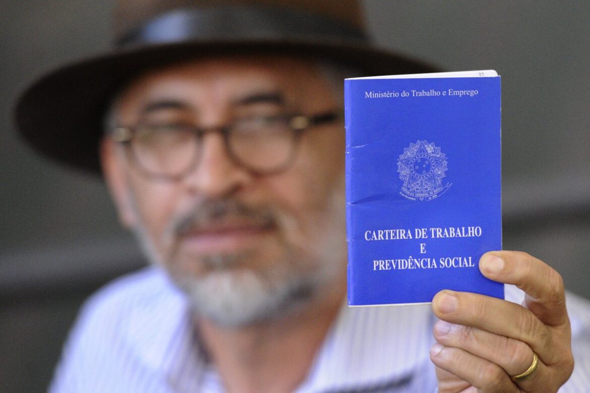 dia-do-trabalhador:-bahia-teve-mais-de-50%-da-populacao-ocupada-em-2025,-porem-com-a-2a-menor-renda-media-do-brasil