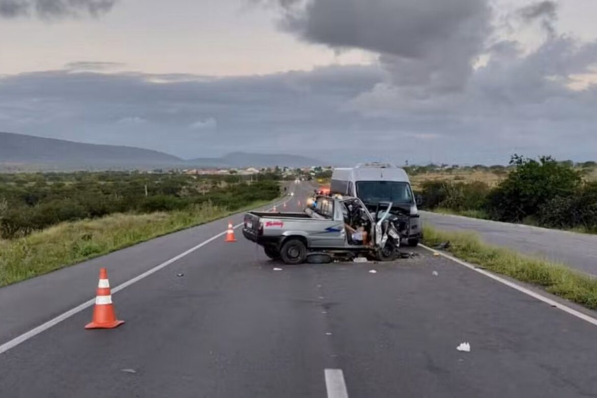 duas-pessoas-morrem-e-quatro-ficam-ferida-apos-colisao-entre-van-e-carro-na-br-116,-na-bahia