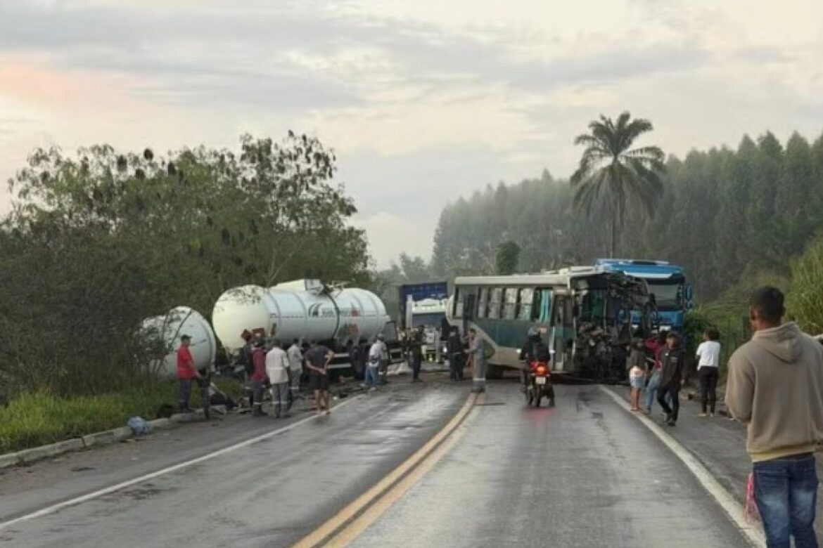 motorista-morre-apos-se-envolver-em-acidente-com-onibus-que-transportava-trabalhadores-de-cafe