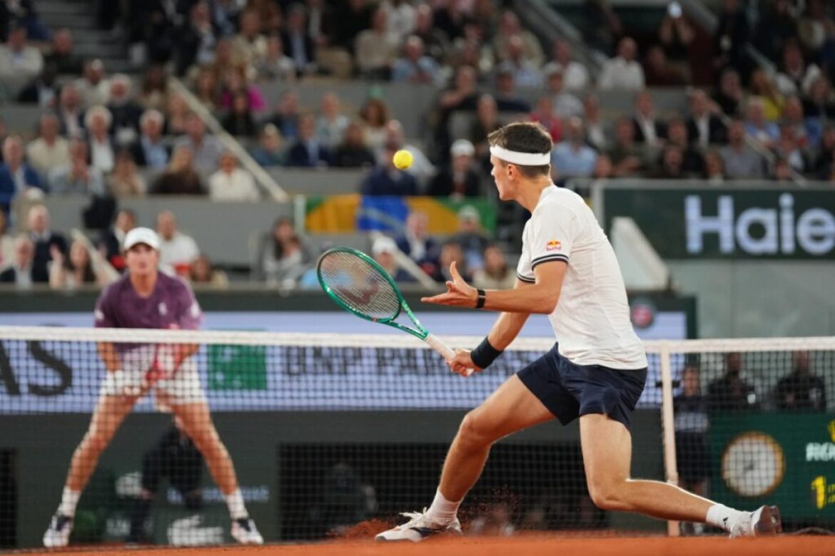 mensik-elimina-fonseca-nas-quartas-de-roland-garros-apos-batalha-no-terceiro-set