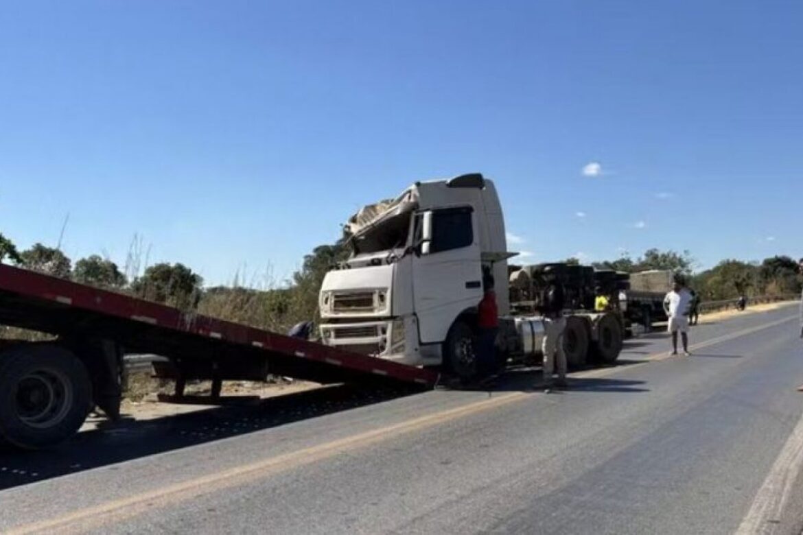 motorista-de-carreta-morre-em-acidente-na-br-242,-no-interior-baiano