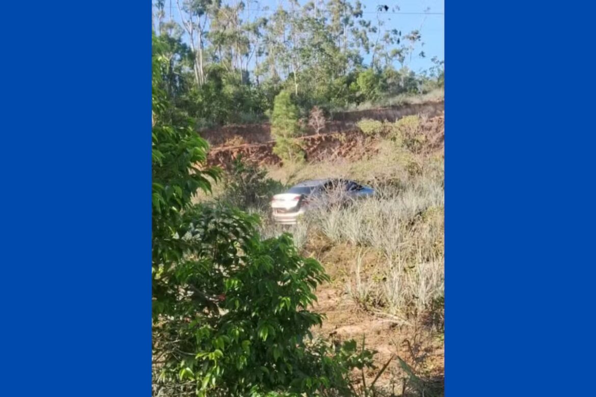 tres-homens-sao-encontrados-mortos-com-marcas-de-tiro-em-carro-na-bahia;-ninguem-foi-preso