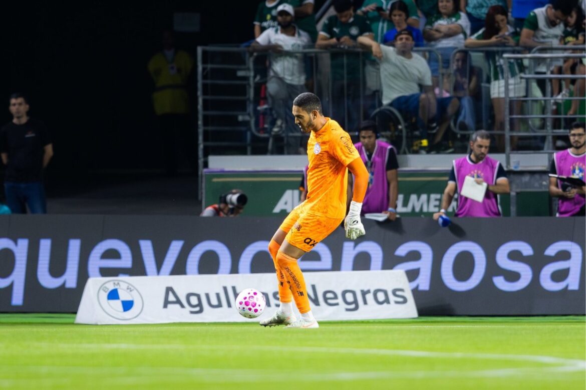 goleiro-do-bahia,-ronaldo-lidera-ranking-mundial-de-defesas-em-outubro